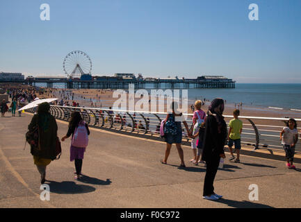 Ensoleillé août à Blackpool, Lancashire, Royaume-Uni. 12 août 2015. Météo au Royaume-Uni. Journée super ensoleillée pendant que les vacanciers, les touristes et les vacanciers apprécient la plage de la station balnéaire, la mer et la promenade de la station. Banque D'Images