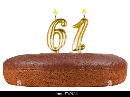 Gâteau d'anniversaire avec des bougies numéro 61 isolé sur fond blanc Banque D'Images