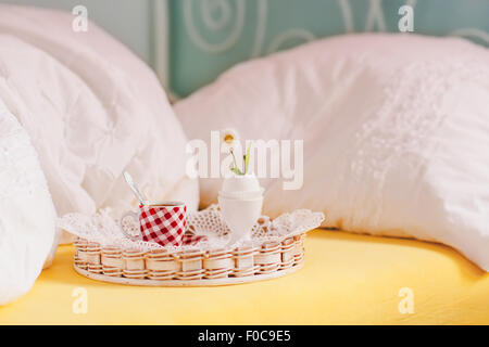 Petit déjeuner au lit. Expresso chaud et avec peu de fleur en coquille. Focus sélectif. Banque D'Images