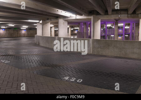 Points chauds dans un garage de stationnement en spirale Ossenmarkt à Groningue, aux Pays-Bas. Couleur pourpre provenant de l'éclairage en constante évolution sy Banque D'Images