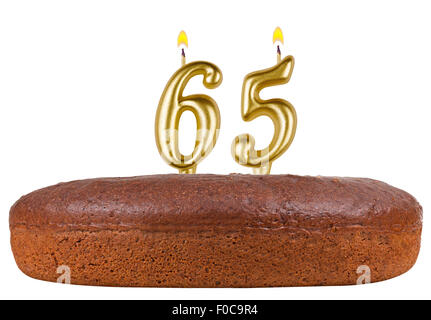 Gâteau d'anniversaire avec des bougies numéro 65 isolé sur fond blanc Banque D'Images