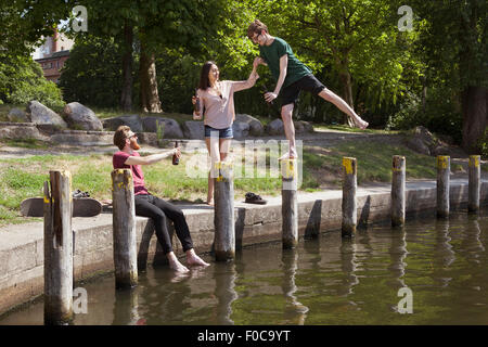 Happy friends enjoying par canal en park Banque D'Images