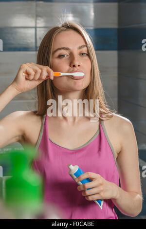 Portrait de jeune femme se brosser les dents Banque D'Images