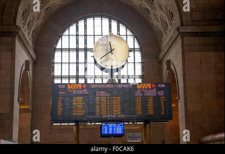 L'heure à la gare Union de Toronto ; grande salle ;;intérieur en chemin de fer et la réception de l'horloge Banque D'Images