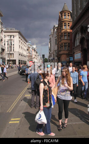 Shoppers dans Oxford Street Londres Août 2015 Banque D'Images