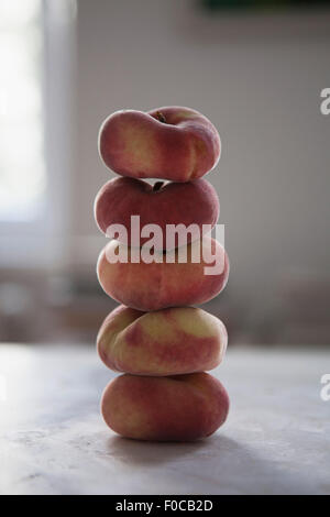 Close-up of peaches empilés sur la table Banque D'Images