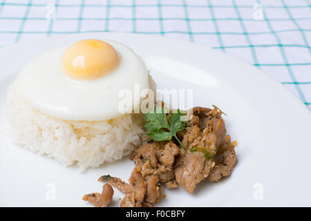 Poêlée de porc à l'ail et à l'œuf frit sur le riz Banque D'Images