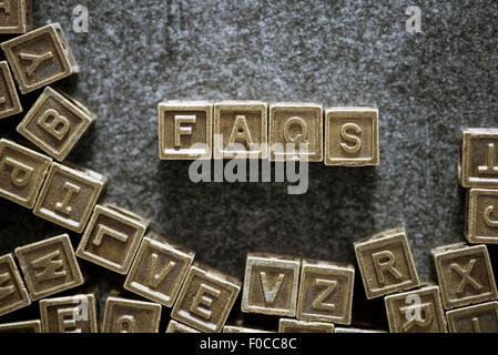 Faq mot fabriqué à partir de blocs métalliques sur la surface de tableau noir Banque D'Images