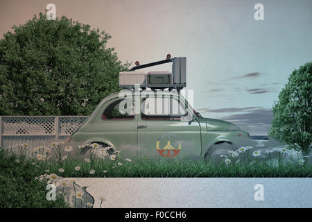 Assurance et de trucs pour les vacances chargé sur le haut d'une vieille voiture Banque D'Images