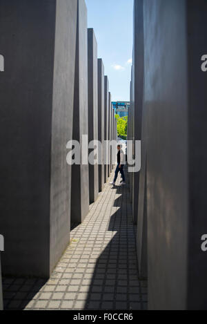 Femme marchant à travers le mémorial de l'Holocauste, Berlin, Allemagne Banque D'Images