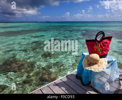 Sac de plage rouge et et de la plage le cap sur fond de mer Banque D'Images