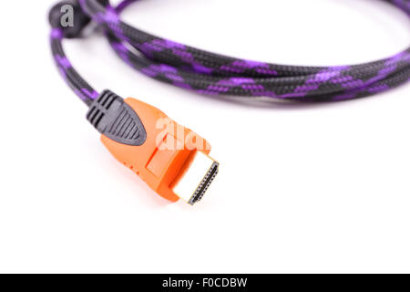 Câble HDMI isolé sur fond blanc Banque D'Images