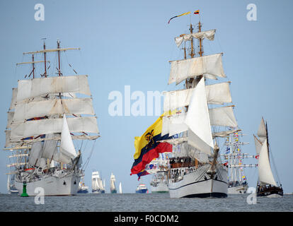 Berlin, Allemagne. Août 12, 2015. La première Tall Ships jeter prêt pour le 9e Festival de la voile 2015 Windjammer dans le port de Bremerhaven, Allemagne, 12 août 2015. La voile rencontrez se tiendra du 12 au 16 août 2015. Vue de la Columbian navire 'Gloria' (R) et le navire polonais 'Dar Mlodzizy'. Au festival 270 voiliers traditionnels de toutes tailles à travers le monde seront dans la participation. Dpa : Crédit photo alliance/Alamy Live News Banque D'Images