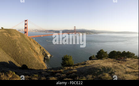 Coucher du soleil sur les Marin Headlands, regard vers le Golden Gate Bridge et San Francisco Banque D'Images