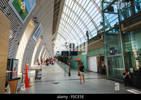 À l'intérieur de l'architecture moderne de la gare TGV d'Avignon Banque D'Images