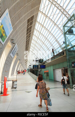 À l'intérieur de l'architecture moderne de la gare TGV d'Avignon Banque D'Images