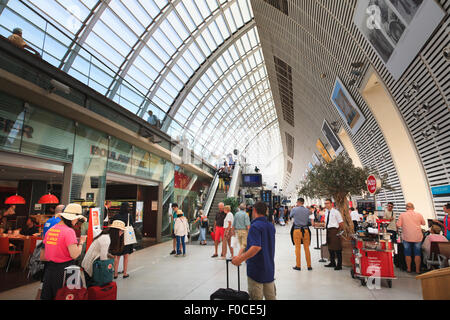 À l'intérieur de l'architecture moderne de la gare TGV d'Avignon Banque D'Images