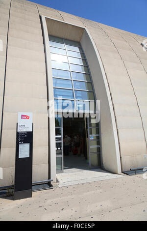 Entrée de l'architecture moderne de la gare TGV d'Avignon Banque D'Images