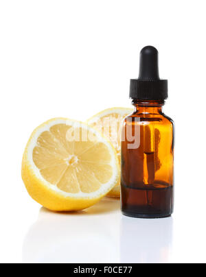 Phytothérapie ou aromathérapie flacon compte-gouttes avec des citrons frais Banque D'Images