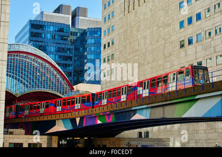 Train approchant à Canary Wharf, Londres, Royaume-Uni, Europe Banque D'Images