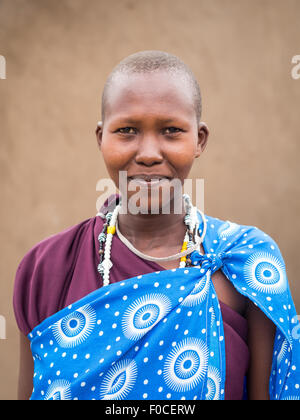 Jeune femme Masaï traditionnel en vêtements de tous les jours dans son boma (village) de la Tanzanie, l'Afric Banque D'Images