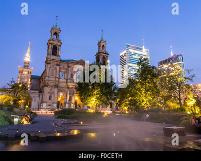 La place Grzybowski (Plac Grzybowski) avec All Saints' Church dans la nuit. Banque D'Images