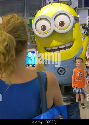 Photo prise de l'acheteur avec 'Despicable Me' Minion Toys R Us Store intérieur,Times Square, NYC Banque D'Images