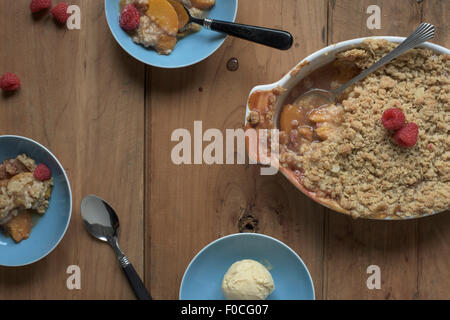 Crumble aux framboises et aux pêches Banque D'Images