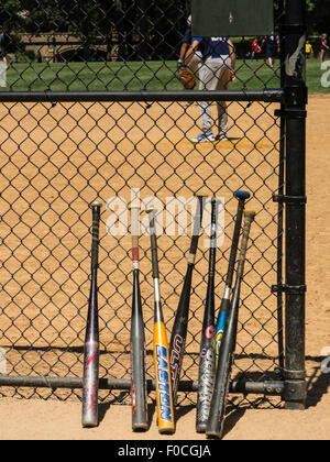 Les chauves-souris de softball contre la butée Clôture, Heckscher Ballfields, Central Park, NYC Banque D'Images