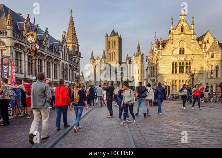 L'église Saint Nicolas / Sint-Niklaaskerk et le beffroi en lumière du soir à la ville de Gand, Belgique Banque D'Images