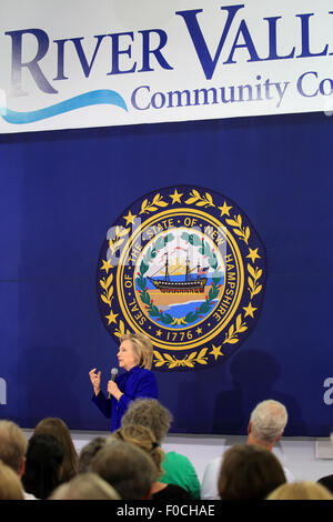 Hillary Rodham Clinton, candidate à la nomination du Parti démocrate à la présidence des États-Unis, prend la parole lors de la réunion de la mairie pendant la campagne dans le New Hampshire Banque D'Images