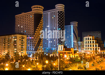 L'architecture moderne de Batoumi remblai à la nuit. La Géorgie Banque D'Images