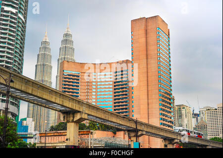 Le centre-ville de Kuala Lumpur avec le TLR train sur le rail. La Malaisie Banque D'Images