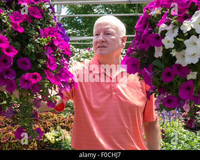 Man Shopping at Flower pépinière, USA Banque D'Images