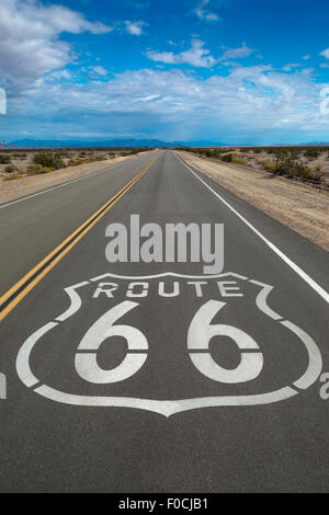 PEINT ROUTE 66 BOUCLIER NATIONAL TRAIL HIGHWAY AMBOY CALIFORNIA USA Banque D'Images