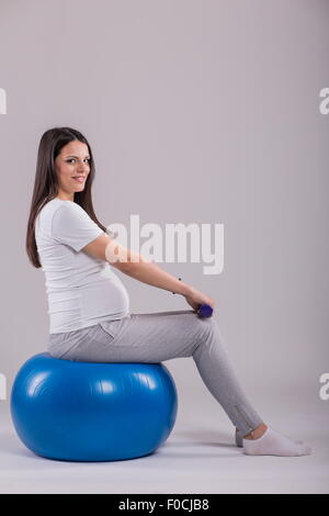 Pregnant woman doing exercise Banque D'Images