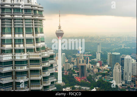 Vue depuis Tours Petronas à Kuala Lumpur. Dans le centre de la tour de télévision de la Menara Banque D'Images