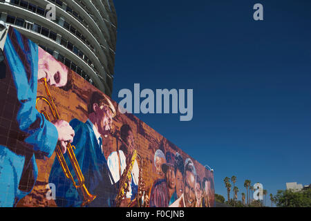 FRESQUE JAZZ HOLLYWOODIENNE (©RICHARD WYATT JR 2012) BÂTIMENT DES RECORDS DU CAPITOLE TOUR (©WELTON BECKETT 1956) VINE STREET HOLLYWOOD LOS ANGELES CALIFORNIE ETATS-UNIS Banque D'Images