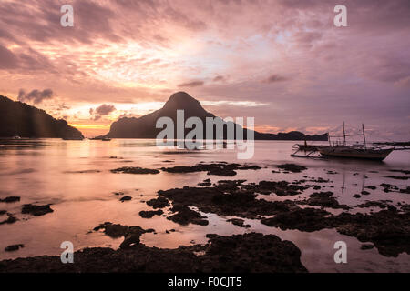 Coucher du soleil sur la superbe baie d'El Nido, à Palawan, Philippines. Une longue exposition à aplatir la mer motion. Banque D'Images