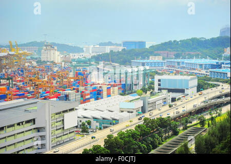 Vue aérienne du port industriel de Singapour et de l'autoroute Banque D'Images