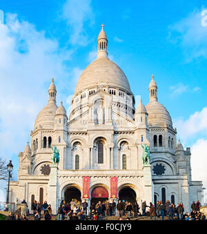 Les touristes à Montmartre près du Sacré Coeur (conçu par Paul Abadie, 1914) - Roman Catholic Banque D'Images