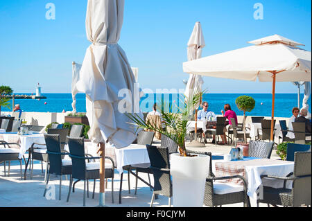 Les gens au restaurant en plein air en face de la mer. Novigrad, Croatie Banque D'Images