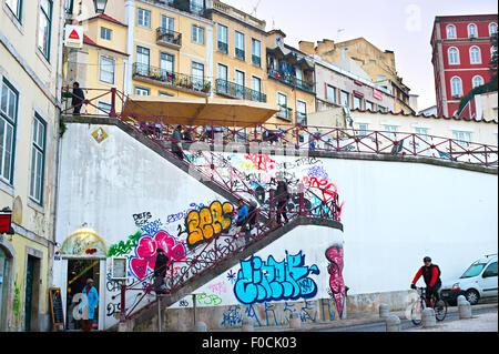 Les gens de rue de la vieille ville de Lisbonne.Portugal Banque D'Images