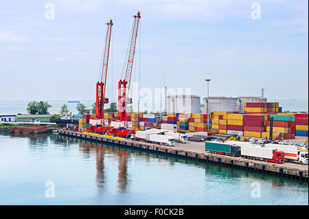 Camions et conteneurs industriels à Batoumi port de mer. La Géorgie Banque D'Images