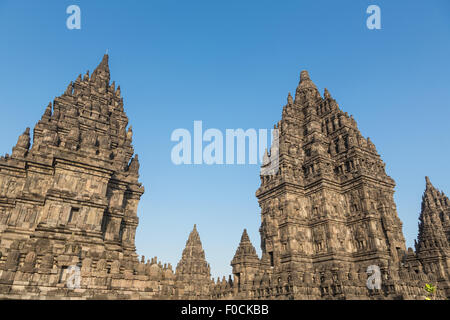 Temple de Prambanan près de Jogyakarta dans le centre de Java, en Indonésie. C'est un complexe de temple hindou. Banque D'Images