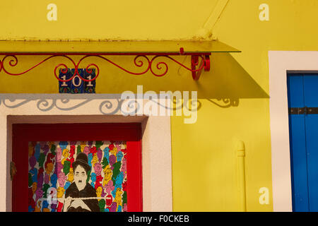 Image de Charlie Chaplin sur la porte du bâtiment coloré Lagune de Venise Vénétie Italie Europe Banque D'Images