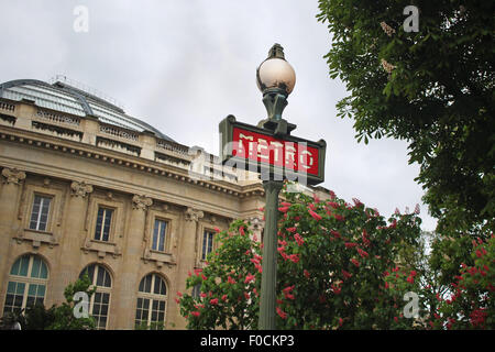 Metro Sign in Paris France Banque D'Images