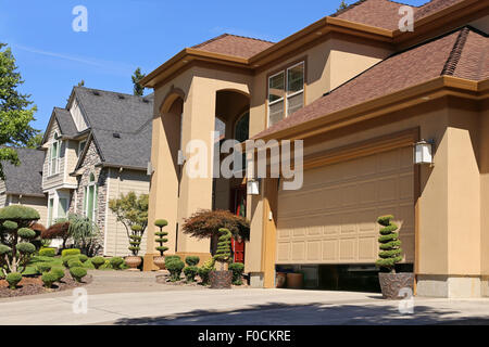 Ouvrez la porte du garage dans la banlieue de maison familiale Banque D'Images