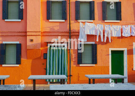 Tableaux de l'avant de la maison peinte orange Burano Lagune de Venise Vénétie Italie Europe Banque D'Images