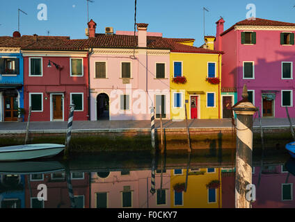 Maisons peintes de couleurs vives côté canal Burano Lagune de Venise Vénétie Italie Europe Banque D'Images